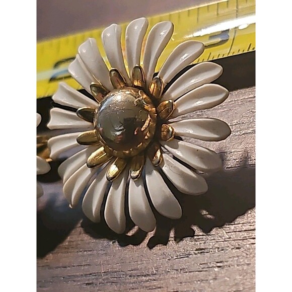 Vintage 1960s Mod Daisy Flower Clip Earrings White Soft Plastic Sarah Cov Style - Picture 2 of 6